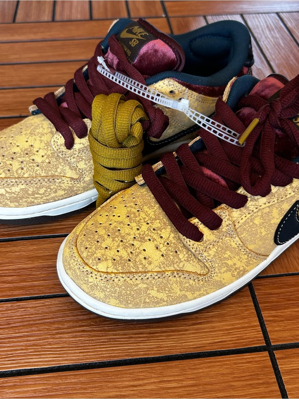 Nike sb Sneakers in Gold and Maroon